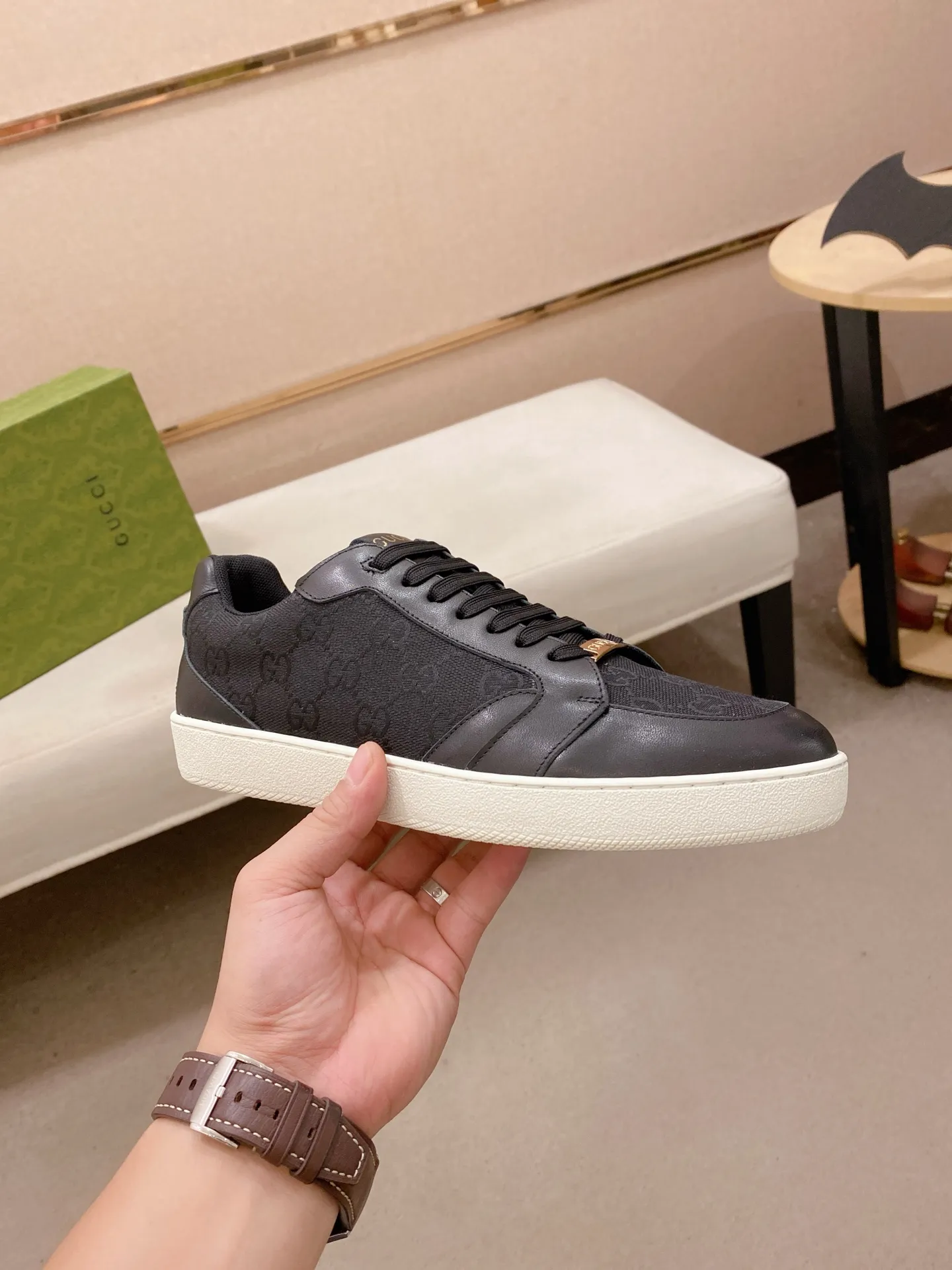 Men's shoes💰 440💰The new GUCCI (Gucci) counters are launched simultaneously. The new men's shoes, 😘fabrics are selected from imported cowhide, and the lining is sheepskin lining. 👍🏿 High-end ☄️ air-cushion molded anti-slip rubber outsole, exquisite lines, simple and elegant, comfortable and high-end for leisure travel. Code number: 38 to 44 (45 can be customized and cannot be returned or exchanged)